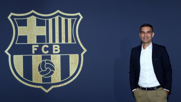 Rafael Marquez junto al escudo del barcelona